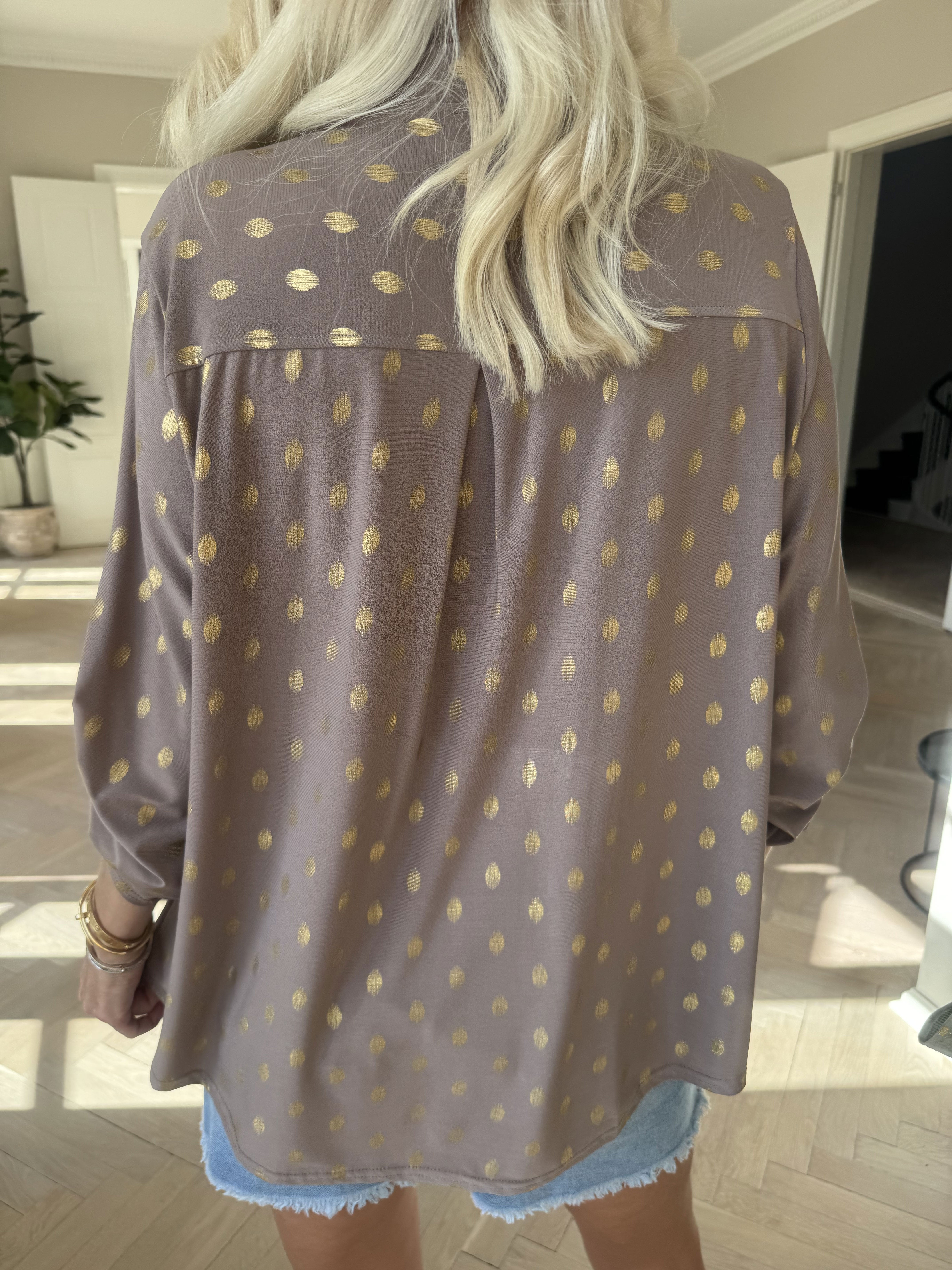 Ebba Gold Shirt - Elastisk blus med guld prickar
